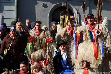 Kamnik so obiskali koranti iz Zamušanov pri Ptuju in v mestno jedro privabili nepregledno množico, željno ogleda tradicionalne pustne šege (79)